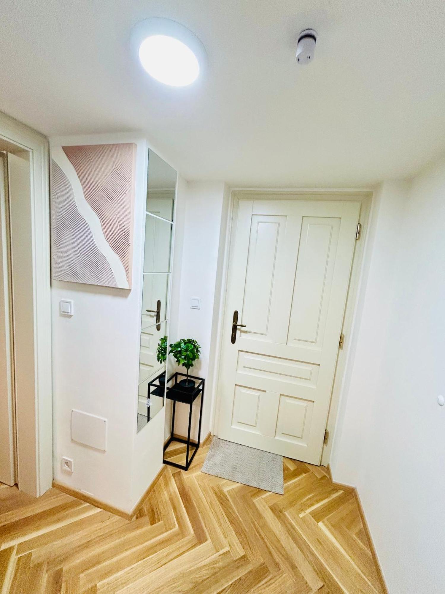Cozy Design Homestay With Terrace Praga Exterior foto