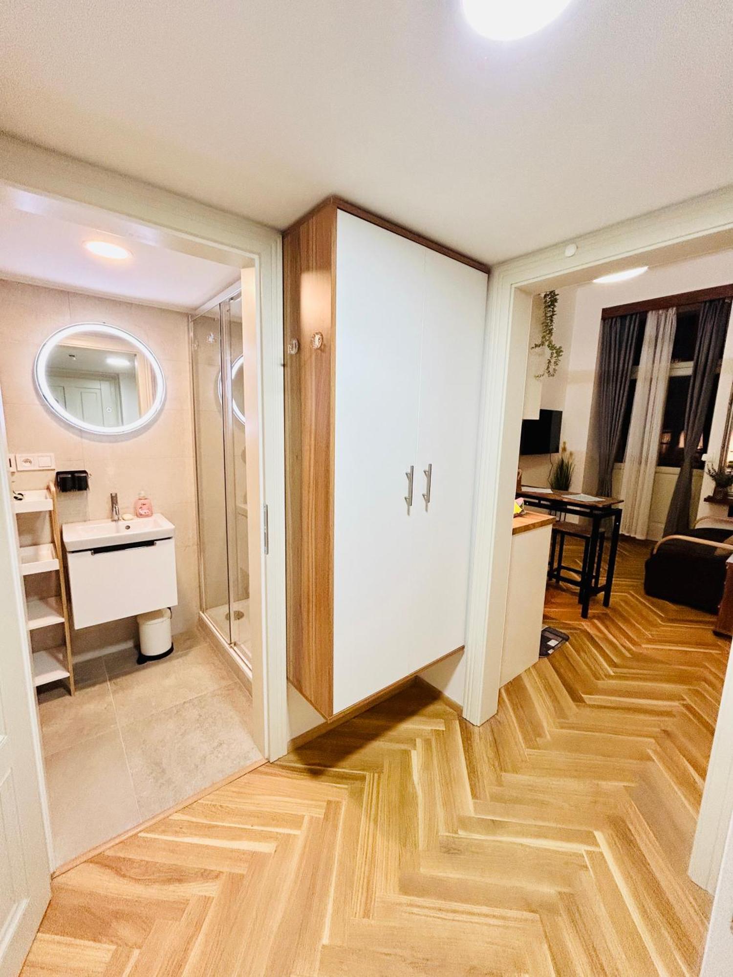 Cozy Design Homestay With Terrace Praga Exterior foto