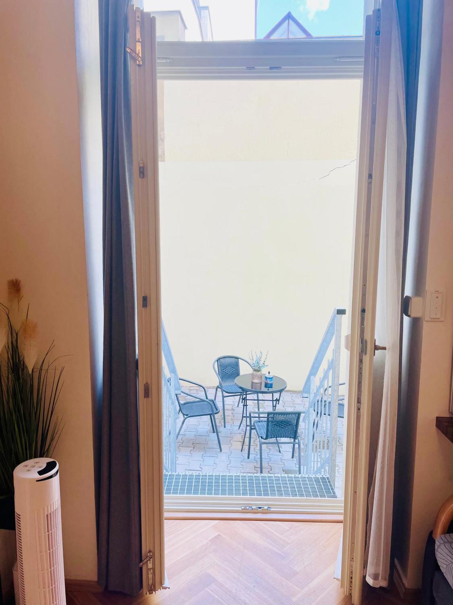 Cozy Design Homestay With Terrace Praga Exterior foto
